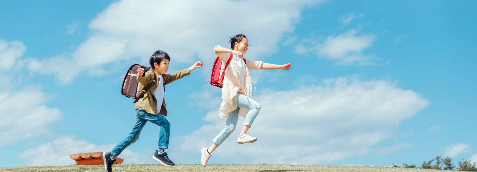 行動する子どもの写真